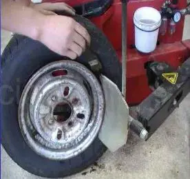 轮胎拆装机简单使用及技巧