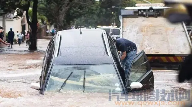汽车被水淹没，该如何正确破窗逃生